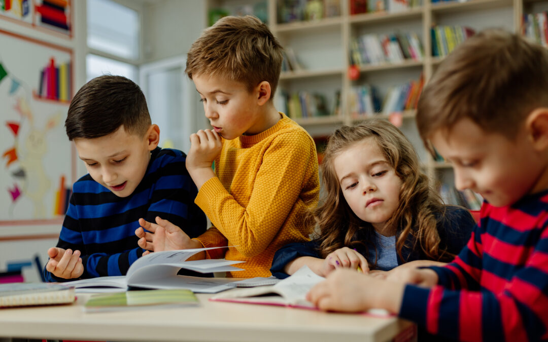 Niños estudiando